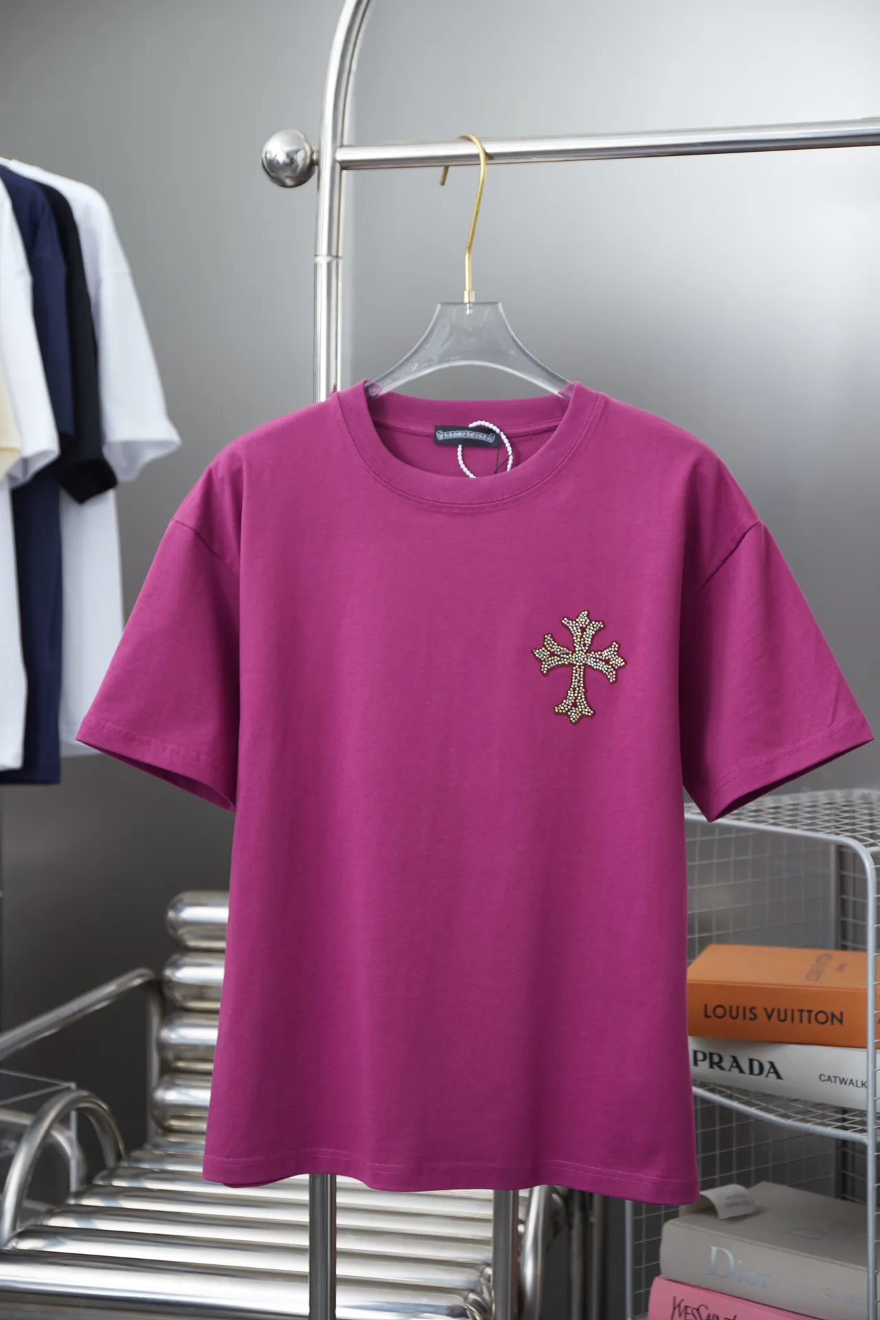 🅿️200 Chrome Hearte 25SS early spring new style Thick version of flocked rhinestone short sleeves Light luxury A must-have item for daily commuting for men and women Correct version Welcome to compare Detailed features · 280 grams of 100% pure cotton double yarn jersey fabric · Custom dyed in the same vat with special thickened 32 pieces of double-strand 1X1 thread · Three-dimensional flocking cross pattern ➕ Thick version of wow glue ➕ Imported Australian matte pearl diamonds · Double-needle sewing and cross-seam technology · Original main mark, washed tag, brand moisture-proof paper packaging Color: black/white/sky blue/burgundy Size: S/M/L/XL
